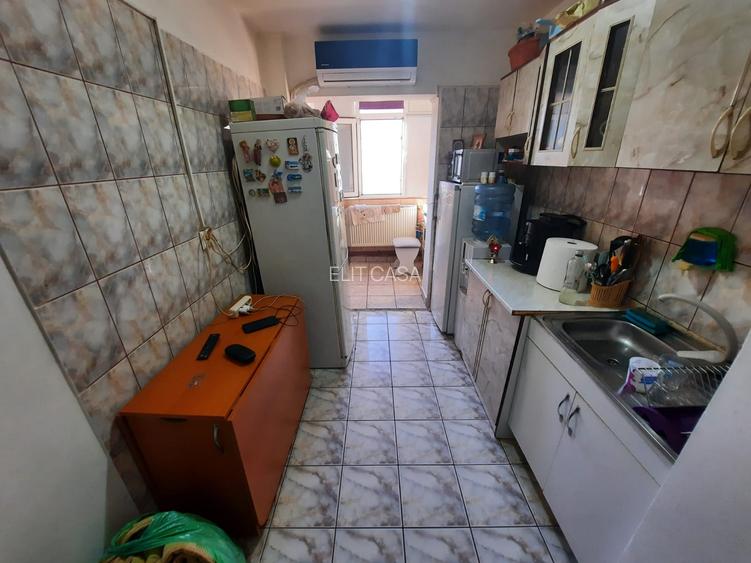 2 camere decomandat, zona Dacia, etaj 3/4 - 3