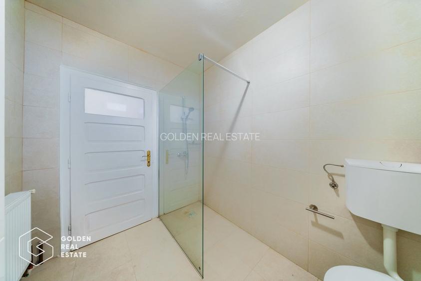 Vila superba, P+E,  Cuvin, 9 camere, 200 mp si teren 1300 mp plus anexa 3 camere - 9