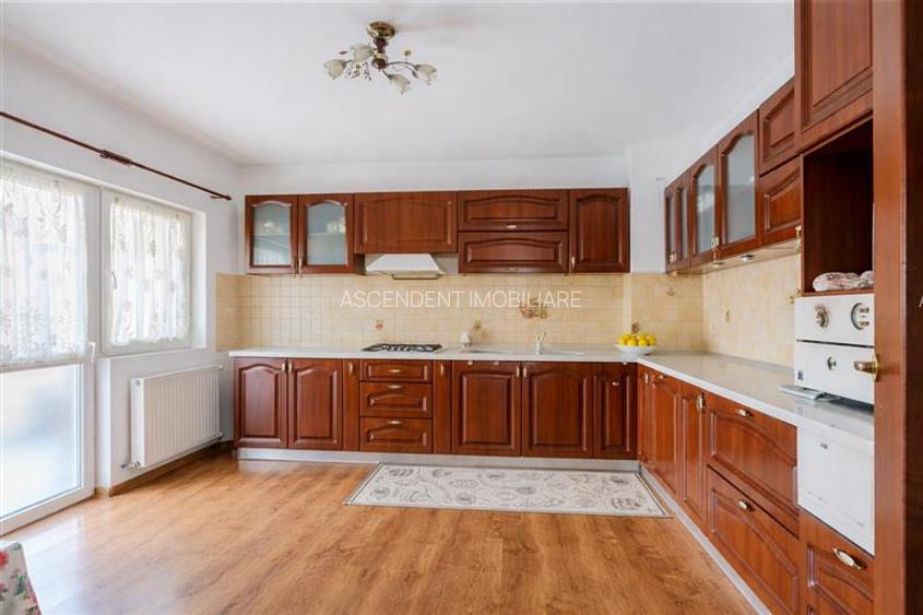 Vila solida Tractorul Coresi, spatii ample, teren 700 mp, garaj 4 masini - 5