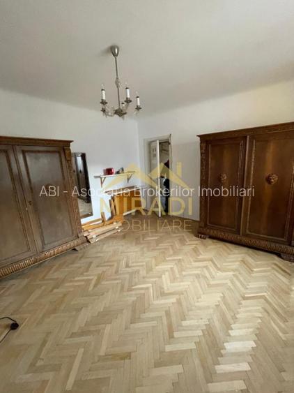 Vanzare apartament in vila 6 CAMERE compus din D P M din D P 1 M - 14
