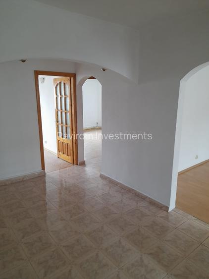 Apartament trei camere decomandat, etaj patru bloc 1986, centrala, simplu, liber - 2