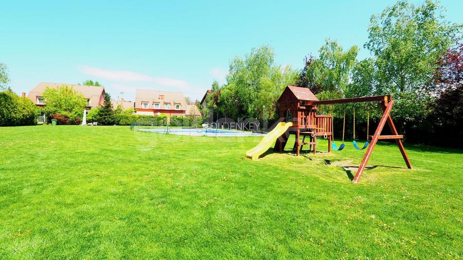 Vila cocheta cu 6 camere, piscina comuna si loc de joaca - 2