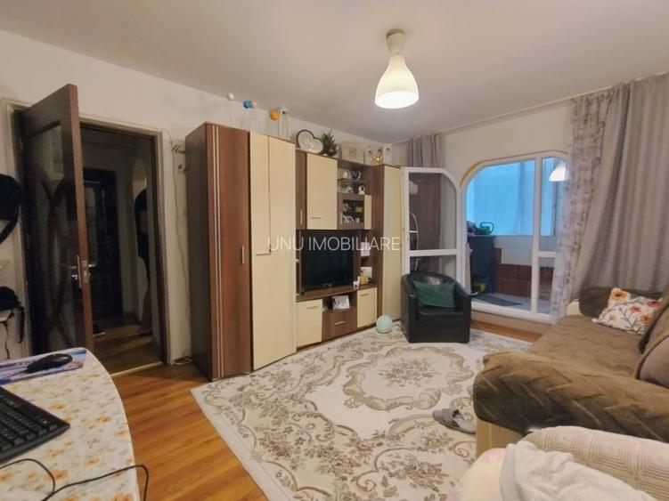 Dacia - Bicaz - 3 camere - mobilat - geam la baie - 12