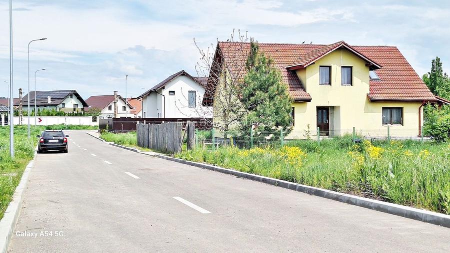 Sanpetru, teren intre case noi 685mp cu AC, utilitati, 72500 euro - 2