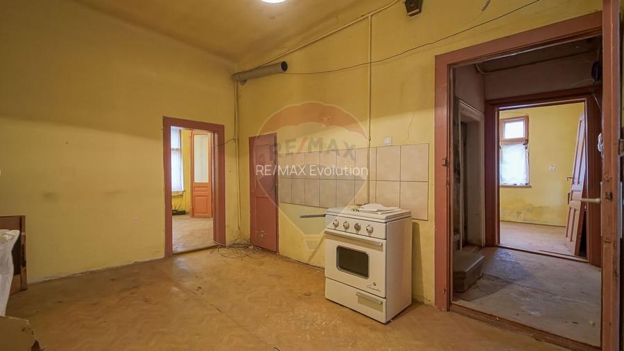 Clădire pt clinică stomatologică 10 camere, S + P + E, teren 282 mp - 21