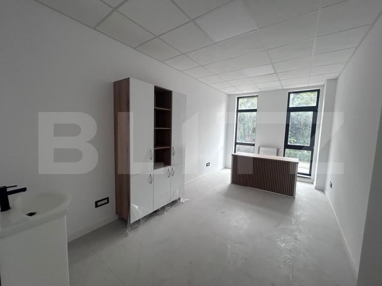 Spatiu comercial, 439 mp, pretabil clinica medicala, vad stradal
