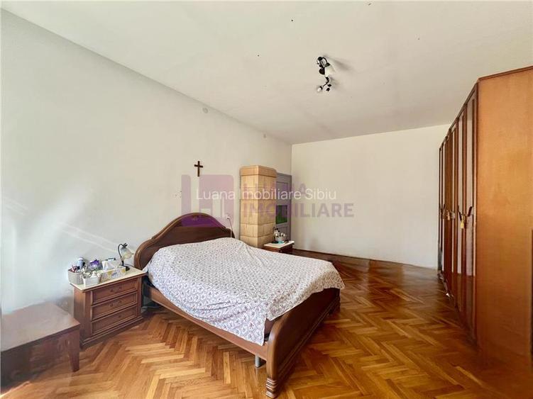 Casa de vanzare  | 2 constructii | 540 mp teren |  zona Lupeni | pivnita - 4