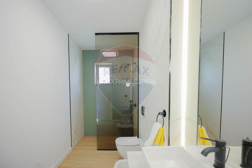 De vânzare Vilă cu 8 camere în Sânmartin, 290 mp util, teren 1100 mp - 15