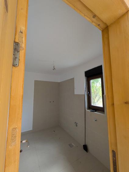 Casa de vanzare in comuna Plopu, in zona superba de deal cu vedere la padure