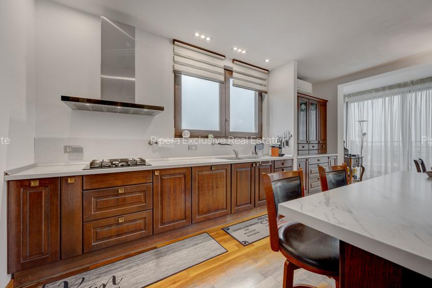 5 camere decomandat. 242,7 mp utili. 300,5 mp total. living 92 mp. terasă 41mp - 4