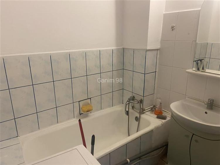 Garsoniera , zona B-dul Independentei , et 2 , 32 mp , decomandata , mobilata si - 11