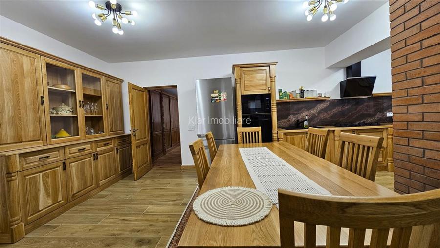 Casa renovata 200mp pe 2 niveluriparcare curte cu foisorCentru zona str. Paris - 9