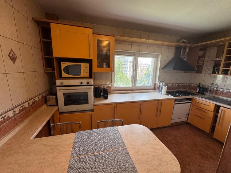 Proprietar, vând apartament decomandat cu 3 camere, având o suprafață de 84 mp,  - 4