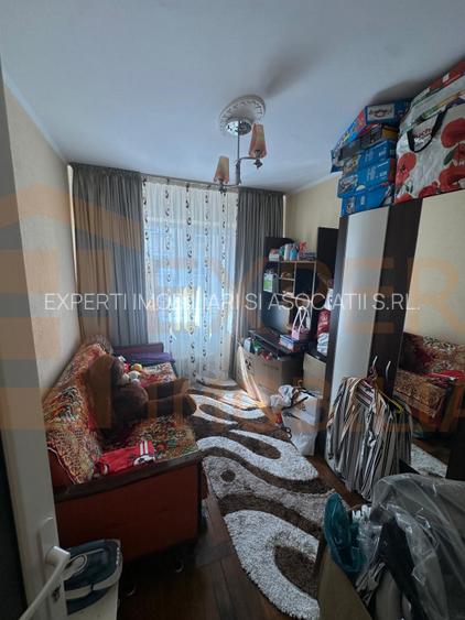 Apartament 4 camere de vanzare, in zona Poarta 6 - 3