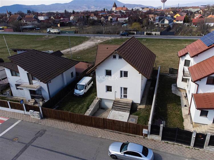 Casa spatioasa cu etaj si curte în Ghimbav - 5