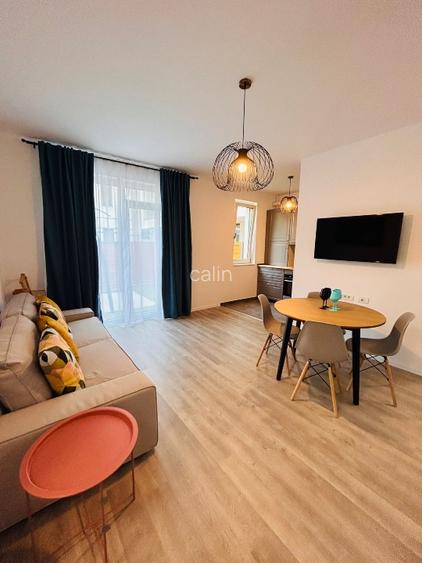 Închiriez apartament 2 camere, cu gradina amenajată in bloc nou.