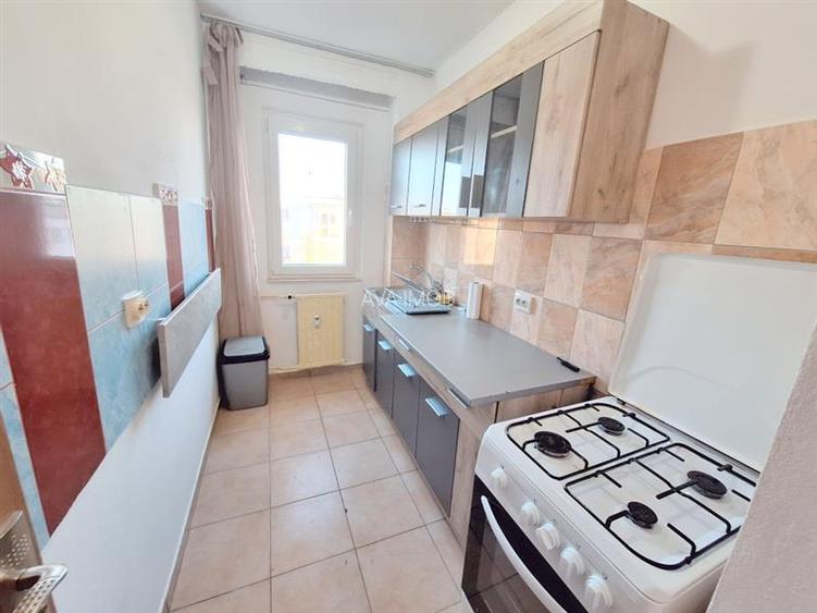 Apartament 2 semidecomandate, zona Milcov - 16