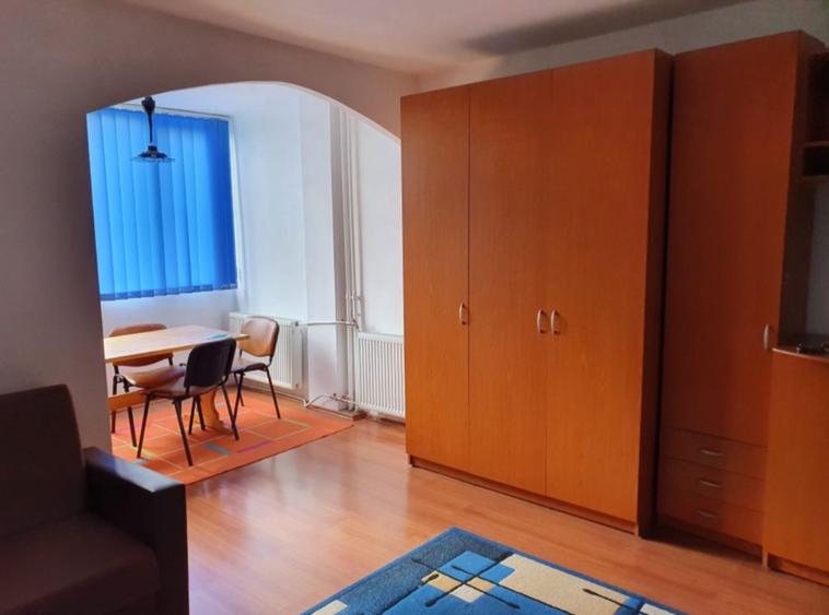 Garsoniera, 32 mp, etaj intermediar, zona Detunata