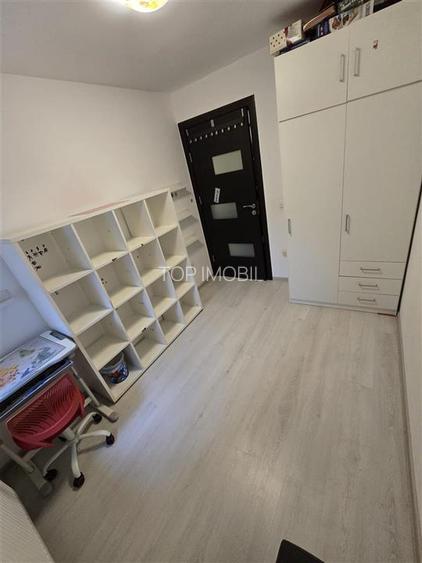 Etaj 1 - Podu Ros Aleea Decebal, 3 camere cu geam la baie, liber - 6