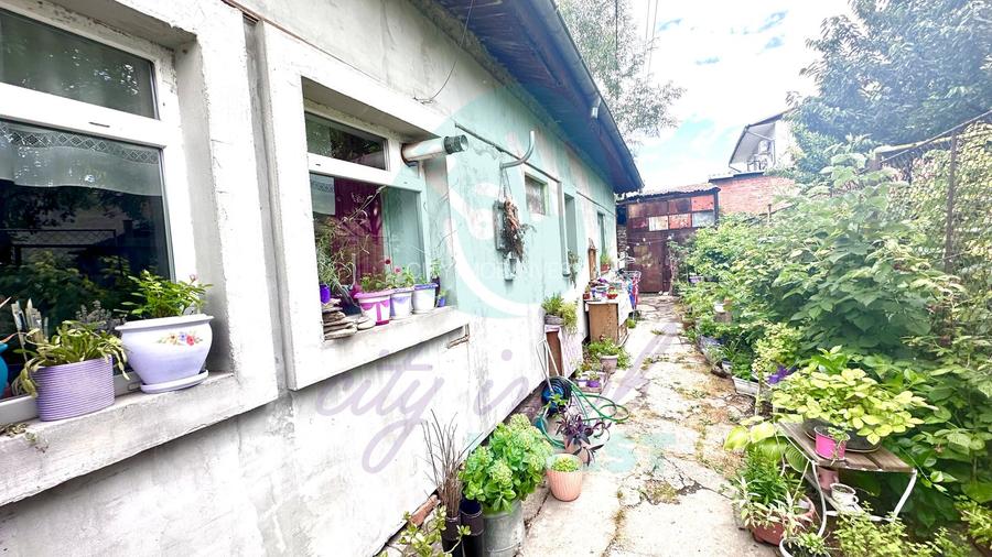 Teren de 250 mp cu casa -  la o distanta de 7 minute de statia de metrou - 7