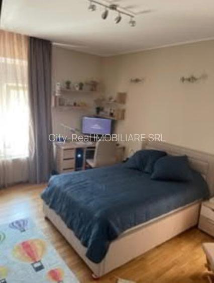 Vila de lux,utilata,mobilata complet.Totul este minutios  lucrat. - 5