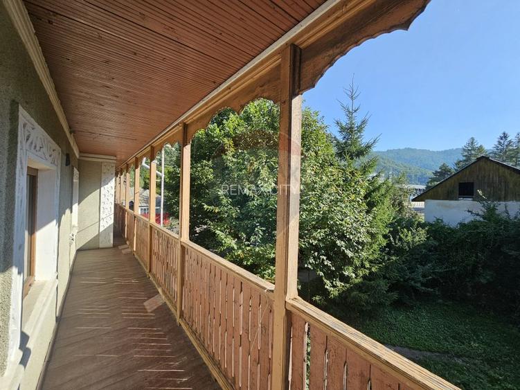 Casă solidă din cărămidă, mobilată, garaj, teren generos – Tarcău - 48
