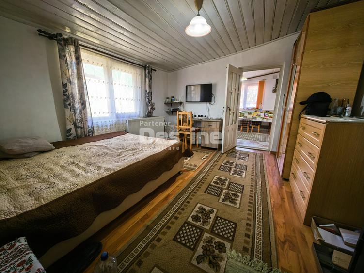Casă 4 camere 90 mp mobilată + beci, anexe și 720 mp curte