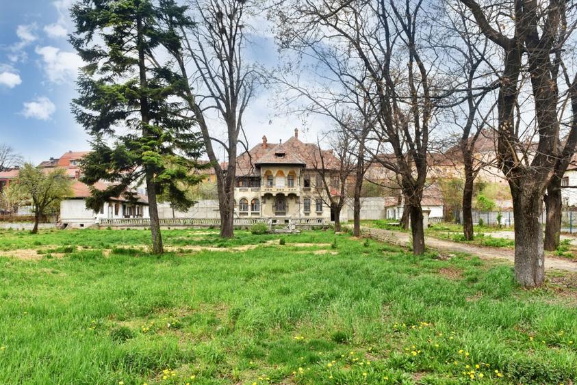 Vila interbelica de vanzare!