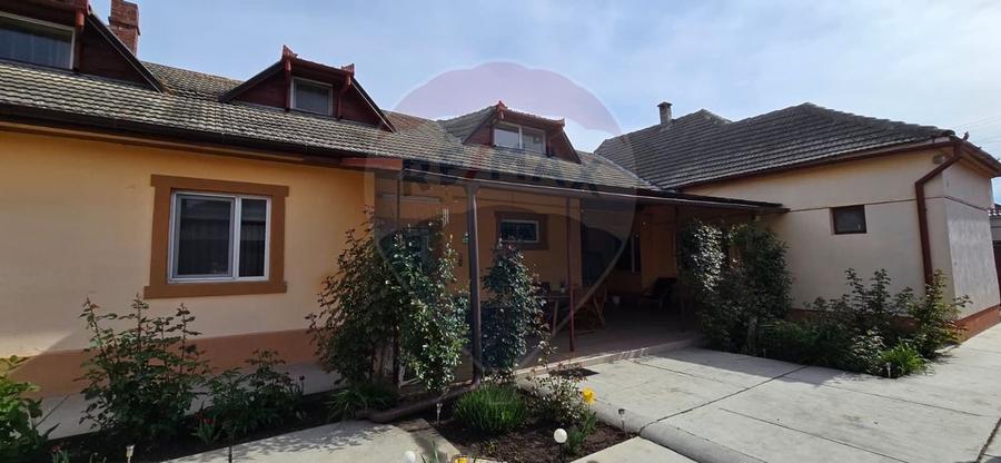 Casă de vânzare cu mansardă – spațioasă în Chișineu-Criș