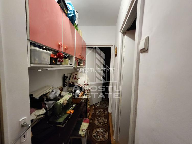 Apartament cu 4 camere, centrala proprie, etaj intermediar, zona Dacia - 7