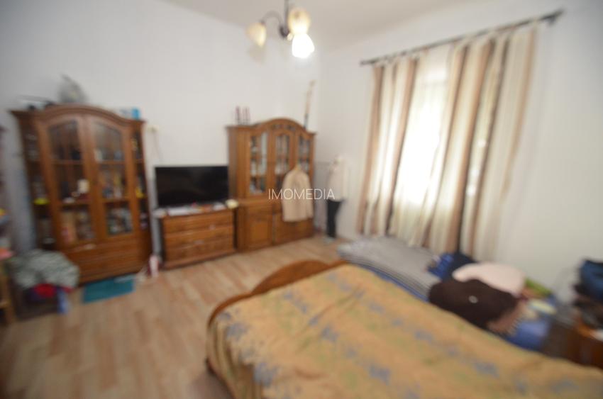 Apartament cu 3 camere si curte - 13