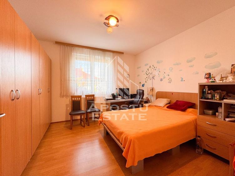 Casa pt. 2 familii, cu 9 camere, teren 832mp, Zona Girocului Timisoara