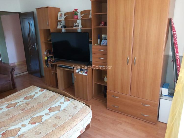 Vând APARTAMENT (65 mp.) 2 CAMERE + Living mare (camere decomandate) - 10