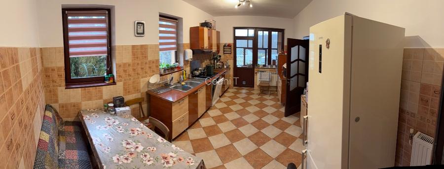 Vand vila si 8800 mp teren in Gura Vaii, Neamt- la 12 km de Piatra Neamt .  - 8