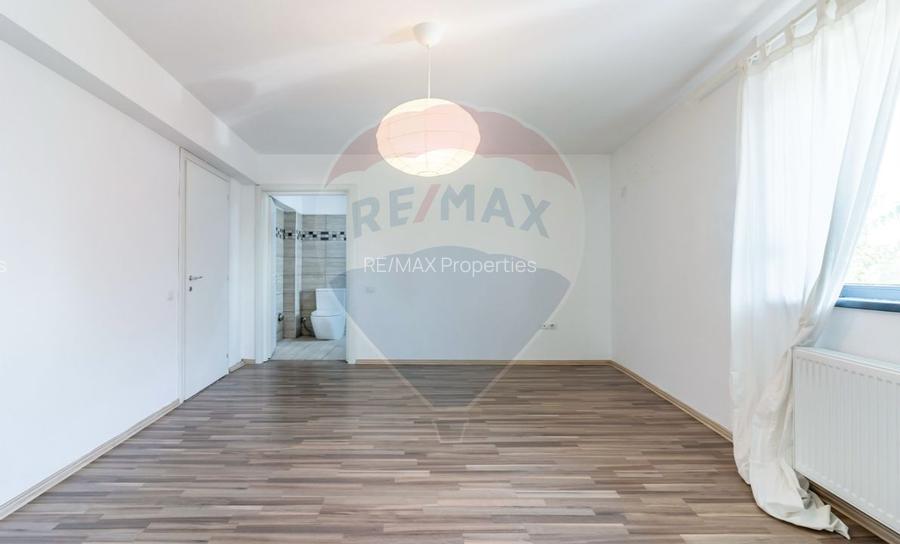 Casă / Vilă in Corbeanca,  toate utilitatile, strada principala - 11