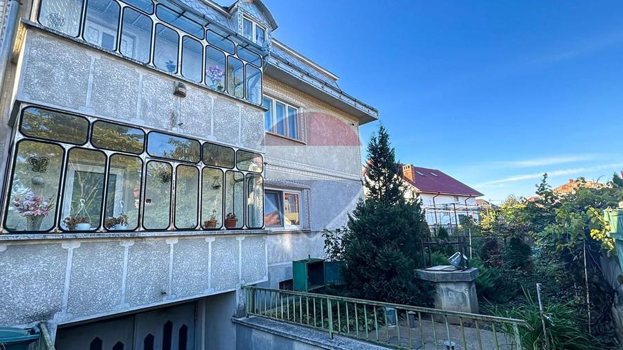Vila cu 7 camere de vanzare in zona Centrala Aleea Grivitei Roman