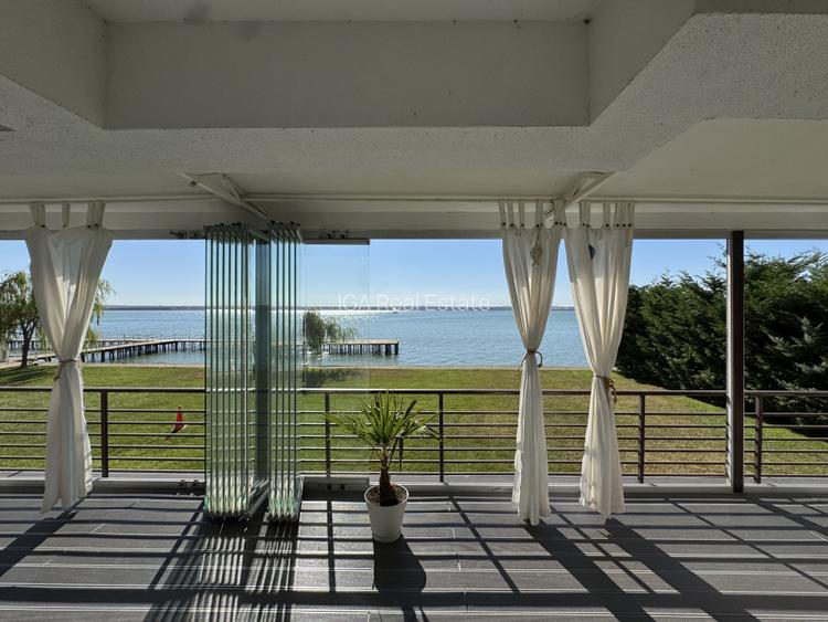 Un apartament ca o casa, cu peluza si ponton pe lac - 12