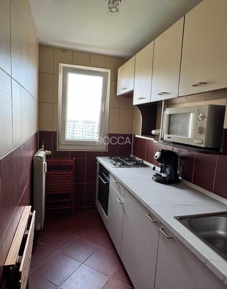 Garsonieră decomandată 32 mp, etaj 10/10, parcare, 1 minut de metrou 1 Decembrie - 5