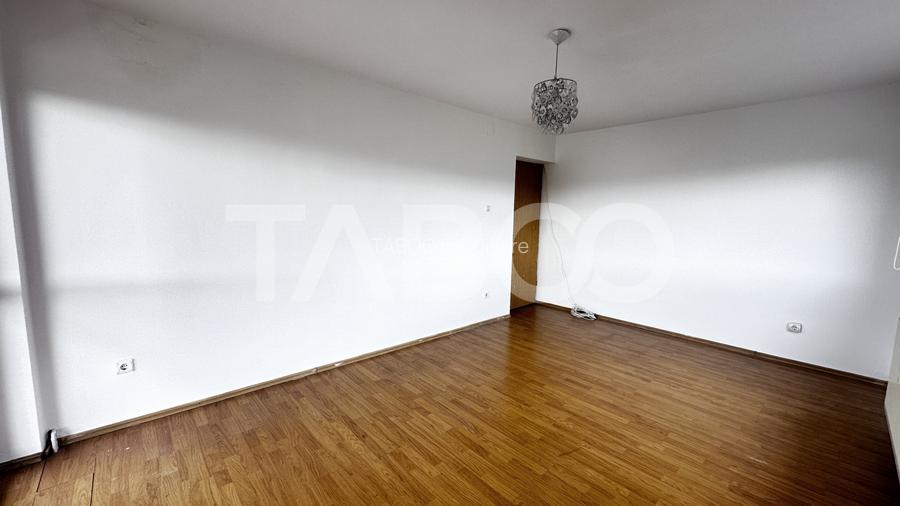 Apartament de vanzare 3 camere nemobilate cu balcon zona Trei Stejari - 3