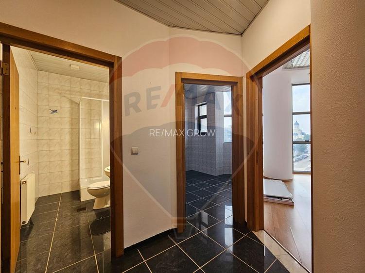 Spațiu 58.4 mp etaj 3, str Piata Revolutiei - 3