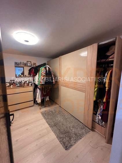 Casa de vanzare, 3 camere,  situata in zona CET - 12