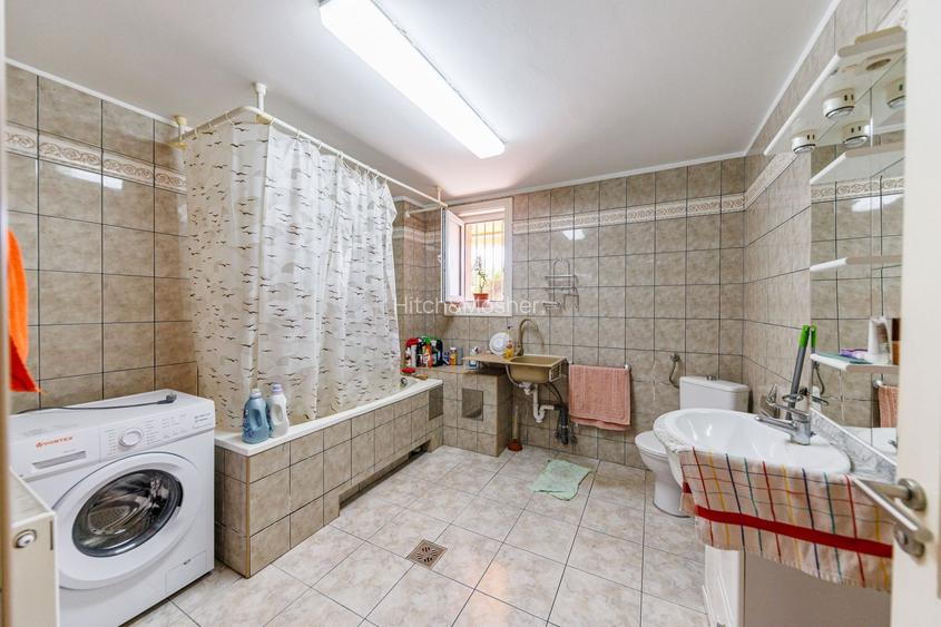 Vilă cu spatii largi, curte generoasă - 57