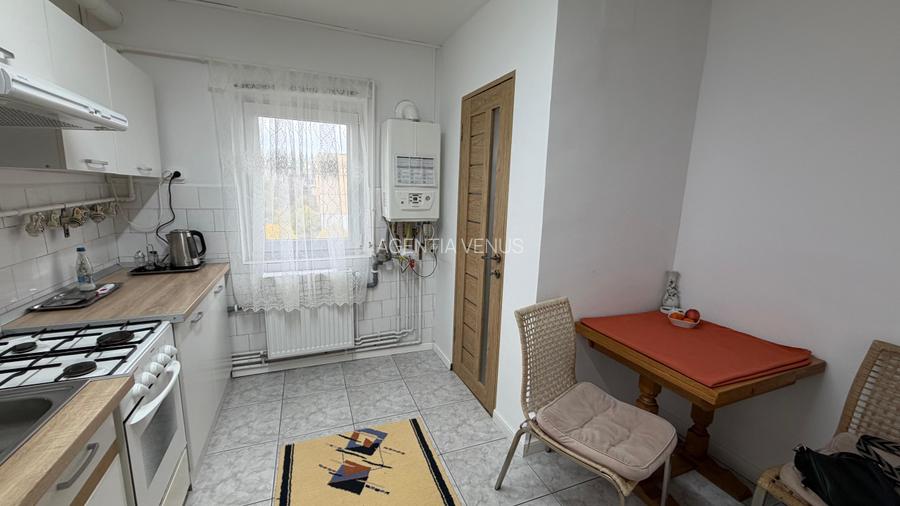 Apartament cu 3 camere, 2 bai si 2 balcoane, decomandat et , cartier MV1 - 4