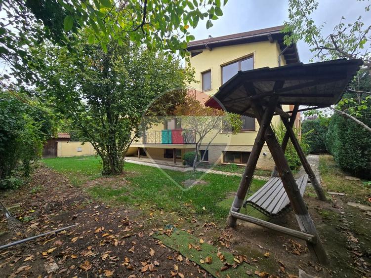 9 camere, 5 bai, spatiu hobby, gradina, garaj,locatie buna