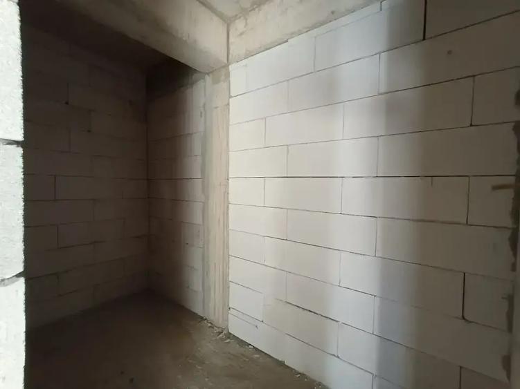 2 camere cu bucătărie închisă și balcon generos