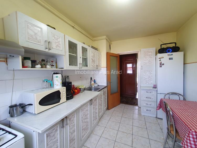 Vand ap 4 camere la pret de 3 camere -zona Micalaca-Miorita - 12