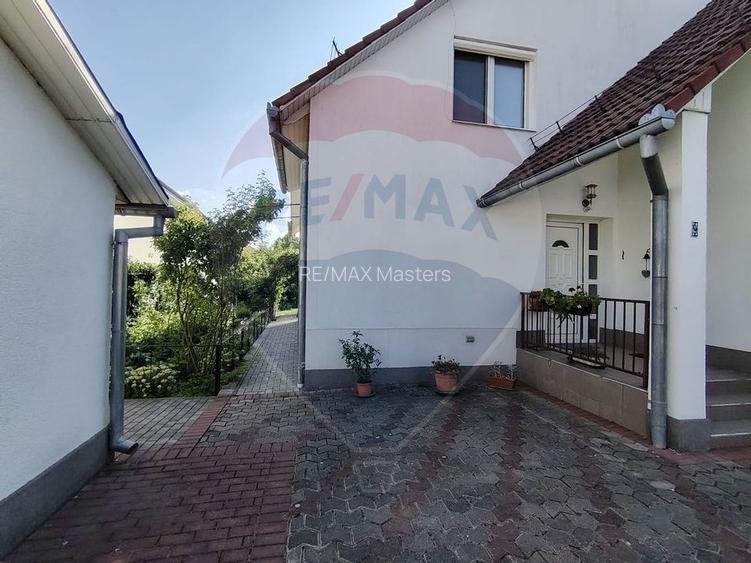 Casă / Vilă cu 8 camere de vânzare în zona Central - 2