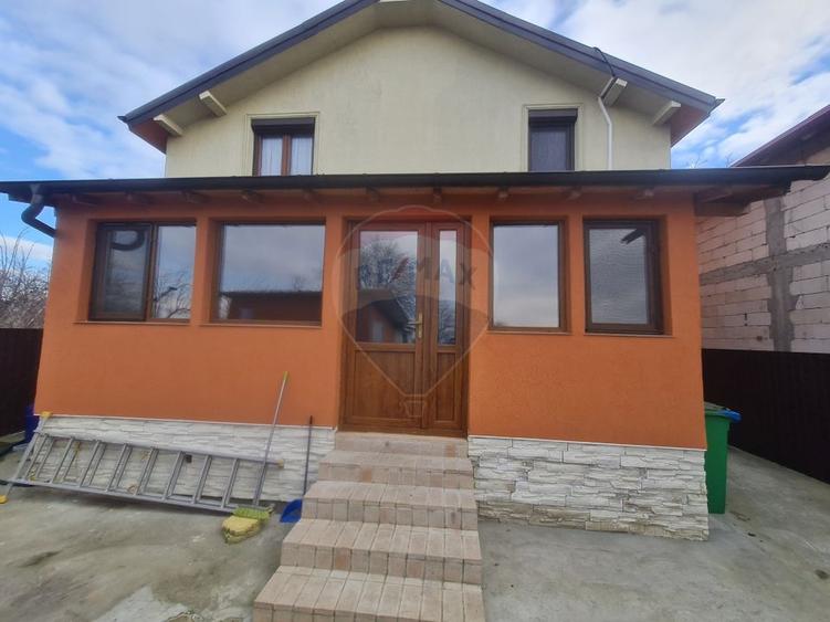 Casa moderna P+M cu 4 camere de vânzare
