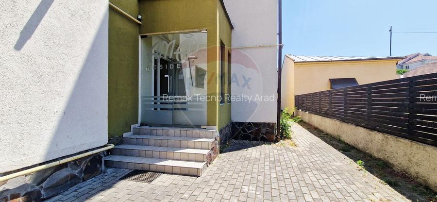 Apartament cu 3 camere, curte și loc de parcare zona Alfa - 10