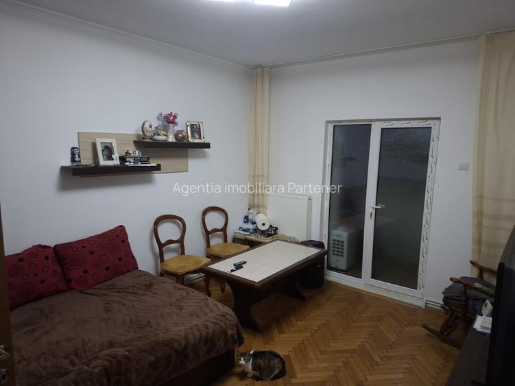 3 camere Exercițiu / fondul vechi , Decomandat / centrala , Amplasament DEOSEBIT - 10